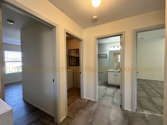 Building Photo - 3505 N Sierra Springs Dr