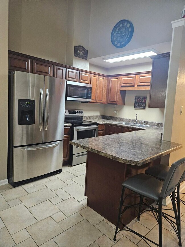 Building Photo - 2 or 3 Bed / 2 Bath Condo in Greenbriar Av...