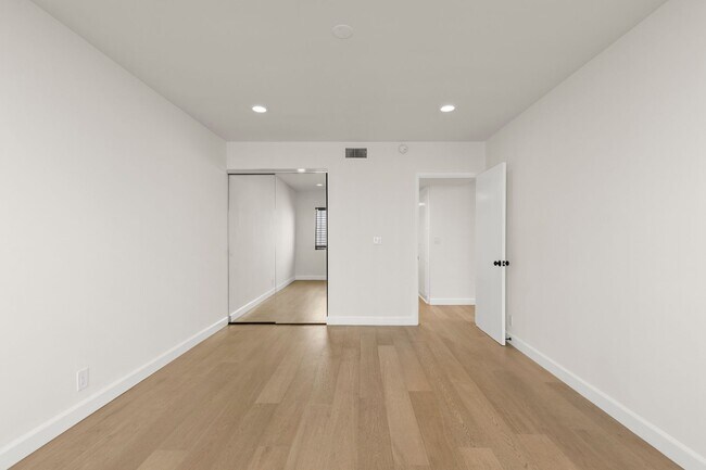 Building Photo - 148 S Oakhurst Dr