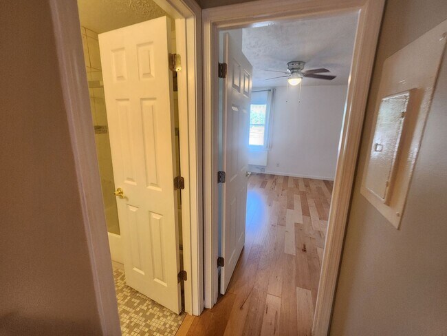 Building Photo - Charming 1 bedroom 1 bath condo in St. Mat...