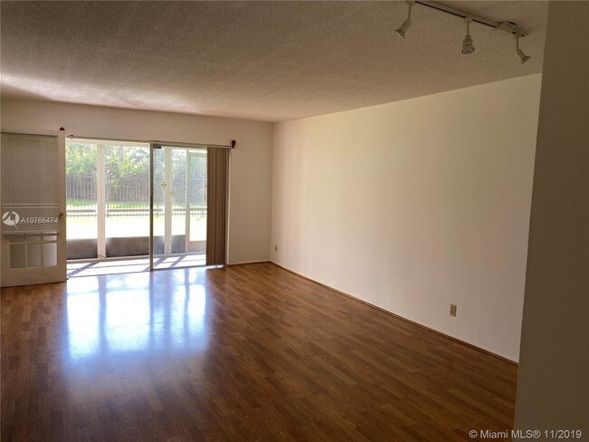 Building Photo - 950 Hillcrest Dr