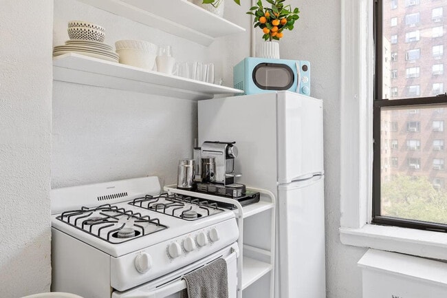 Building Photo - 542 E 14th St