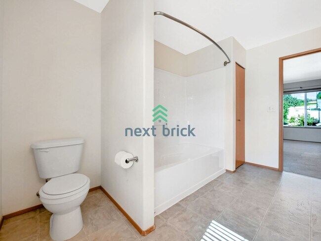 Building Photo - 4 Bed and 2.5 Bath Single-family Home is A...