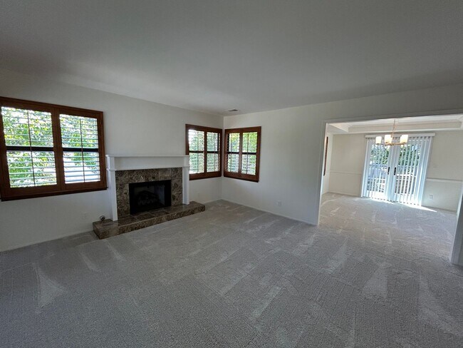 Building Photo - Must See Spacious Alamo 4BR Home with Remo...