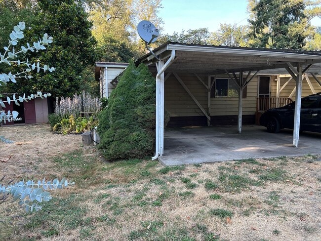 Building Photo - Springfield Riverfront Home