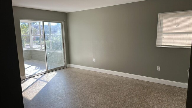 Building Photo - Beautiful & Cozy 4 bedrooms 2 bathrooms property in Sarasota!