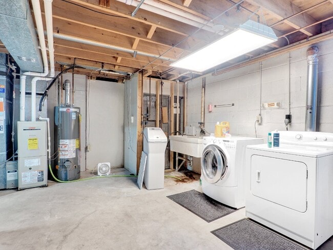 Building Photo - 3 bed Rambler on huge lot