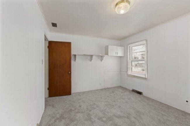 Building Photo - 1950's Charming 3 Bed Available Now!!