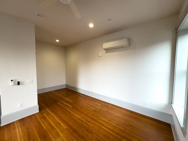 Building Photo - WINTER SPECIAL - NEWLY RENOVATED DOWNTOWN SALEM ONE BEDROOM