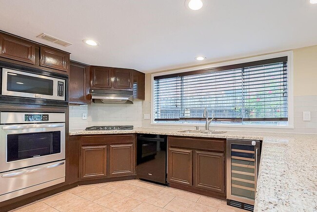 Building Photo - 2039 Shorewood Ln