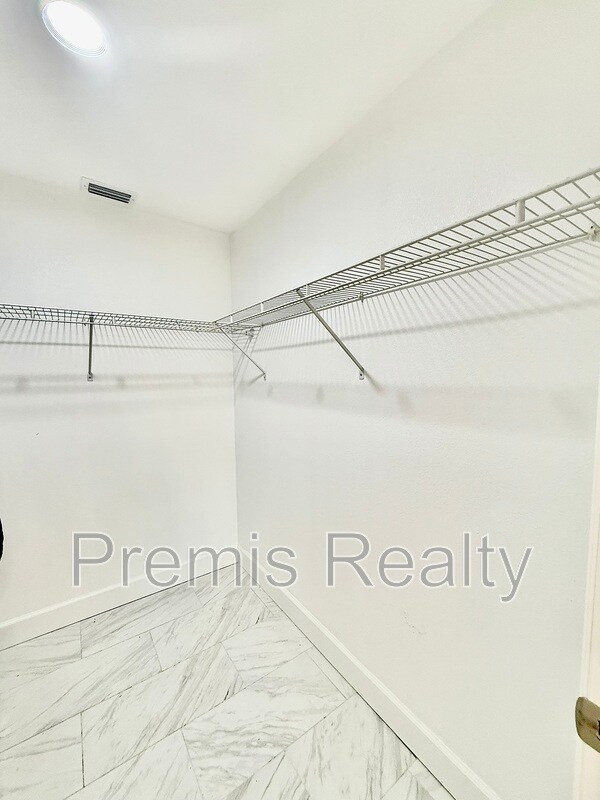 Building Photo - 2014 Pinehurst Dr