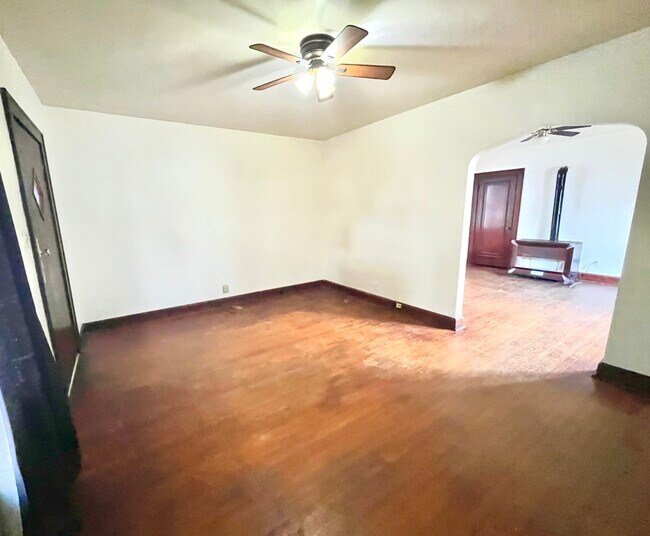 Building Photo - 213 E Oregon St