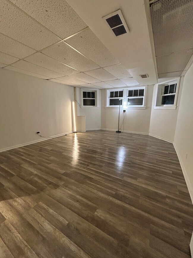 Building Photo - 5710 N Rockwell St