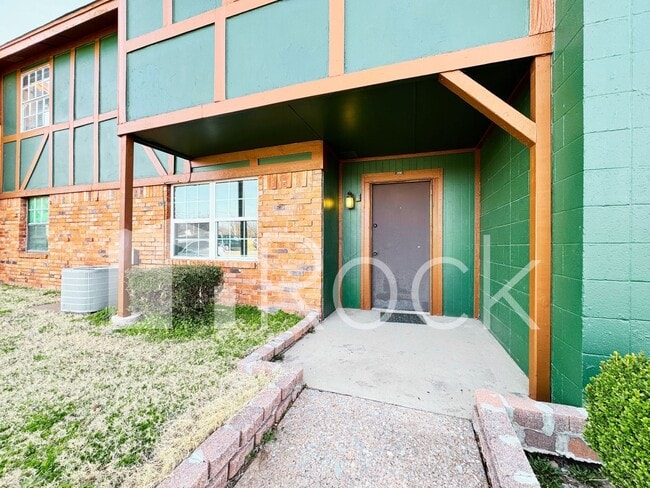 Building Photo - 2 Bedroom Townhome with All Appliances Included!