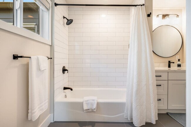 Building Photo - 6404 47th Ave SW