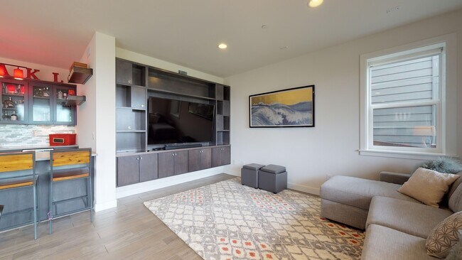 Building Photo - Issaquah highlands 5 bedroom plus Den and 5.5 bathroom newer home with a lot of amenities!!!  A m...