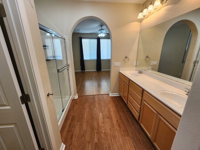 Building Photo - Inviting and Warm 3 Bedroom 2 Bath Home in Newman CA