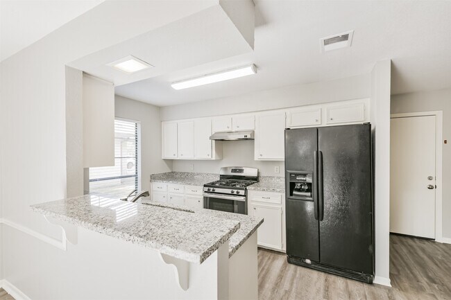 Building Photo - 2714 Foliage Green Dr