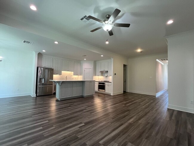 Building Photo - Beautiful 3 bedroom home- $500 off 1st month with 30 day move in!!