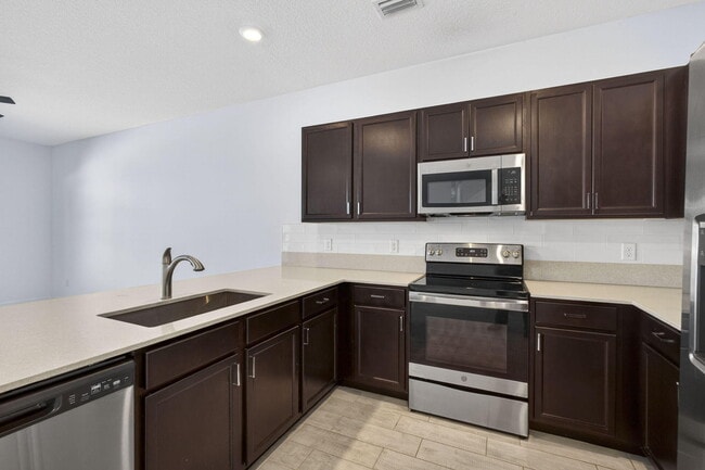 Building Photo - 4408 Hemlock Dr