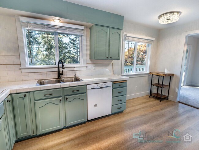 Building Photo - Spacious Single Family Home in Seaside!!!