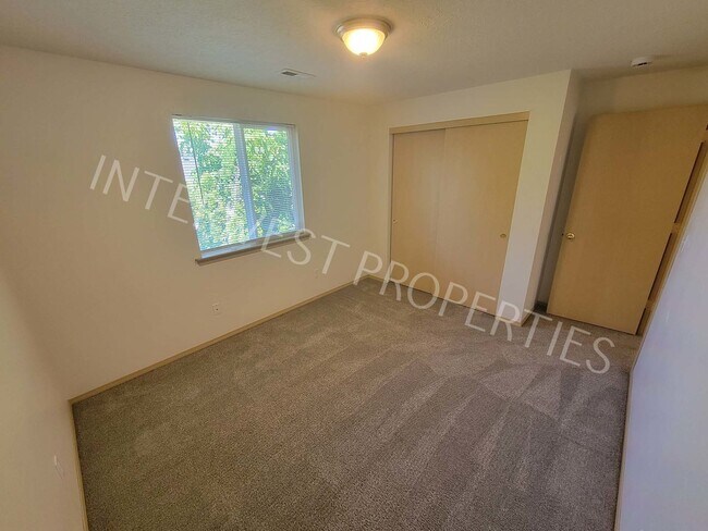 Building Photo - 1ST MONTH FREE- 4 Bedroom Home Near Brentw...