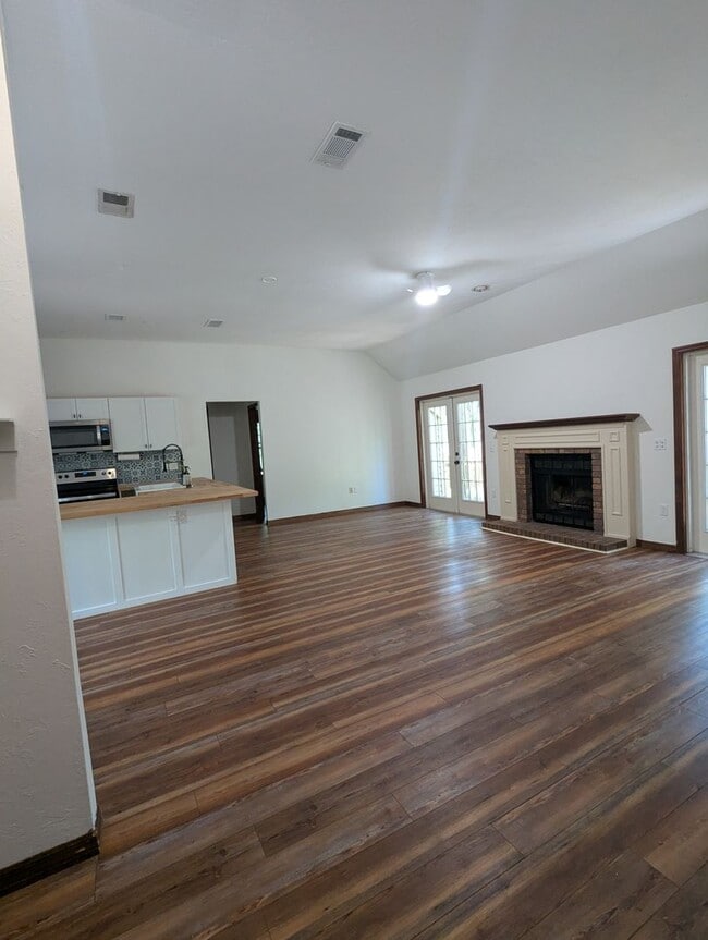 Building Photo - 3/2 : Nestled in the highly desirable Haile Plantation community