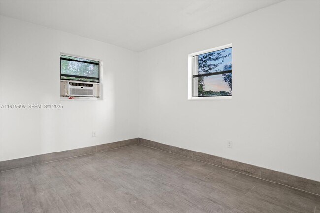 Building Photo - 1291 NE 207th St