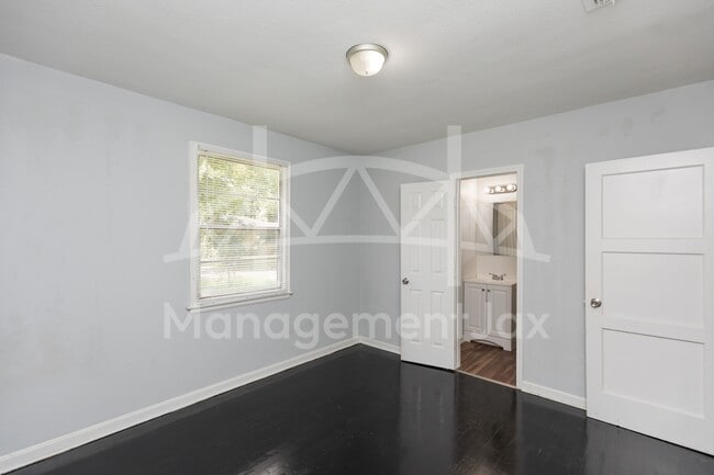 Building Photo - 2325 Westbrook Cir N