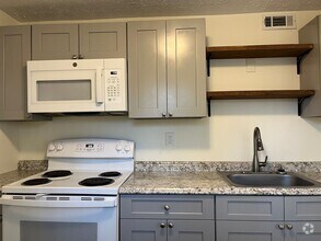 Building Photo - Spacious 3/2 Duplex Unit w/ Bonus Room Min...