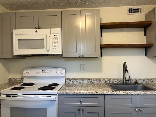 Primary Photo - Spacious 3/2 Duplex Unit w/ Bonus Room Min...