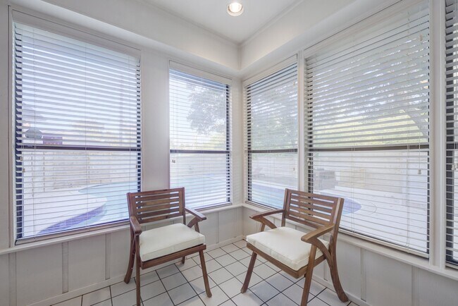 Building Photo - 9667 Timberleaf Dr