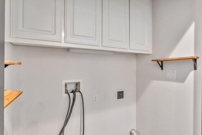 Building Photo - 7531 Edinburgh Way