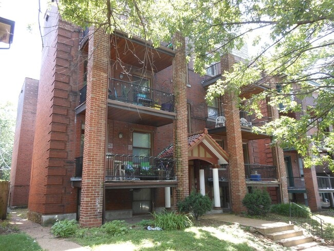 Building Photo - Renovated huge 2br/1ba in Shaw neighborhood,