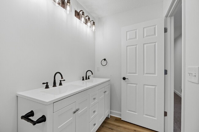 Building Photo - Large townhome in the Desirable Southbridge Community