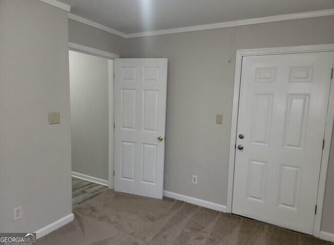 Building Photo - 15 Greenview Dr