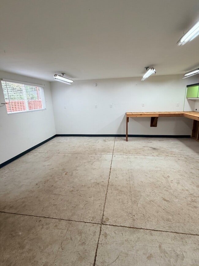 Building Photo - Spacious Home with Office, Studio, Workshop - Endless Possibilities!