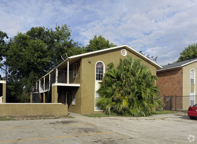 Primary Photo - Mid City Apartment Complex