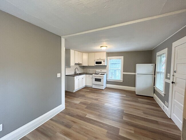 Building Photo - Adorable Sellwood 1 Bedroom with - Updated...