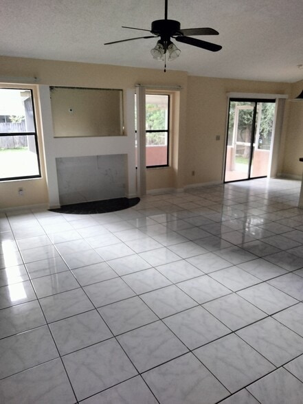 living area - 970 Jupiter Blvd NW