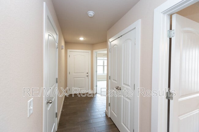 Building Photo - 1523 Purple Finch St