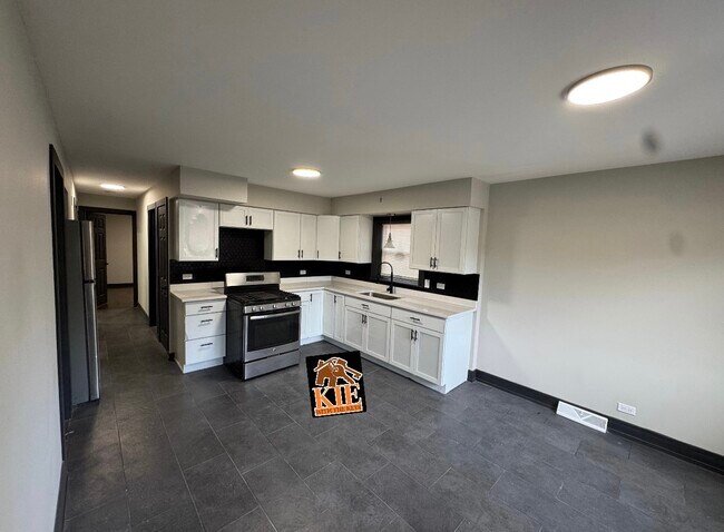 Building Photo - 14527 Irving Ave