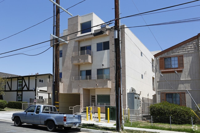 Building Photo - 6816 Independence Ave