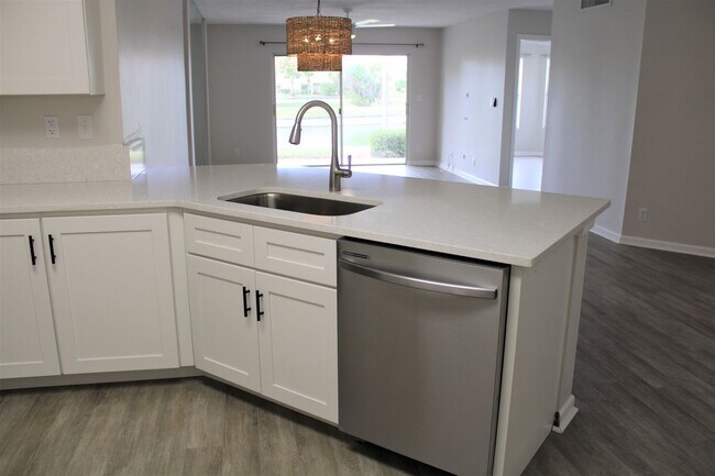 Building Photo - Unfurnished Annual Updated Ground Level 2/2 split plan Condo-Vista Verde East (Isla Del Sol)