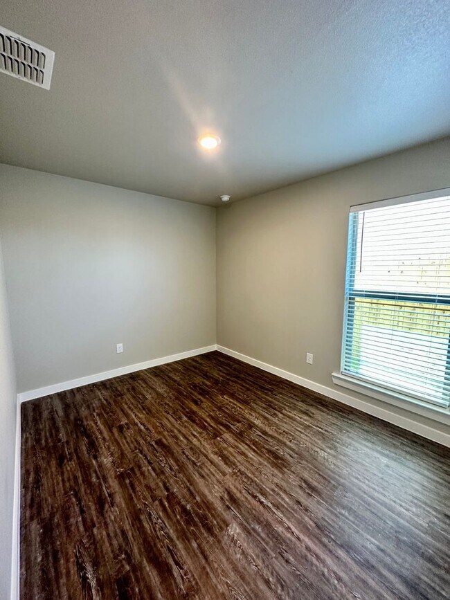 Building Photo - Indulge in Luxury: Upscale 3-Bedroom Duplex for Rent in Coveted Harvest Neighborhood