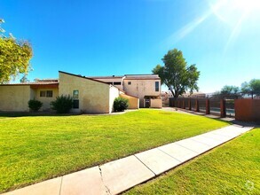 Building Photo - AFFORDABLE TOWNHOUSE IN TEMPE!