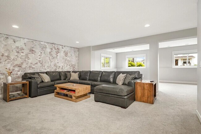 Building Photo - Absolutely stunning woodbury property for lease!