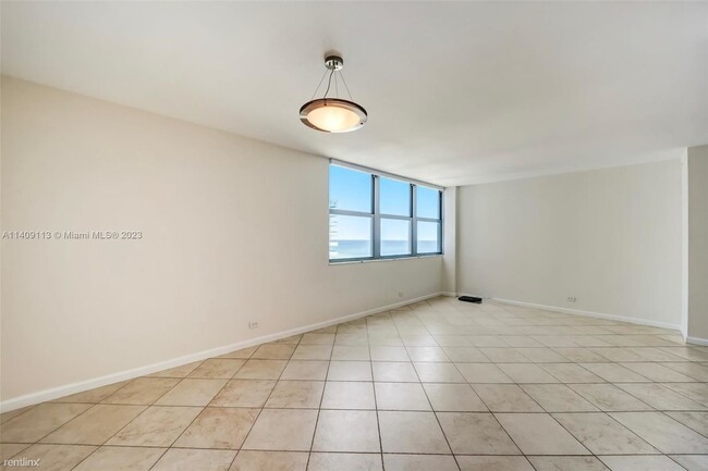 Building Photo - 1 br, 1.5 bath Condo - 5055 Collins Ave Ap...