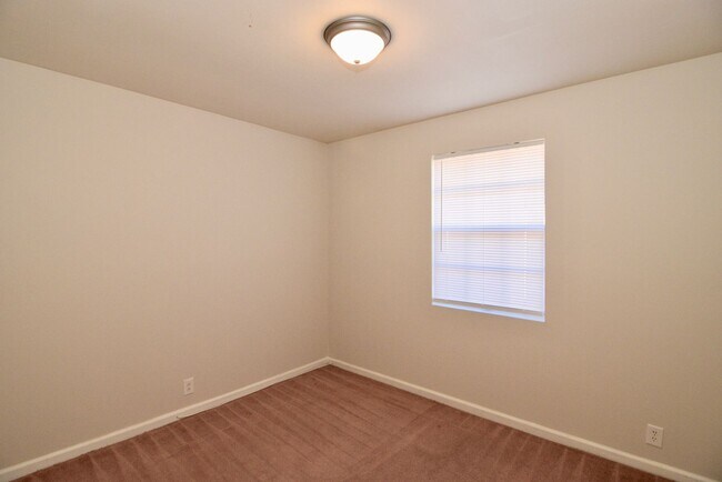 Building Photo - 3 Bed/1.5 Bath home off Meadowbrook Drive ...