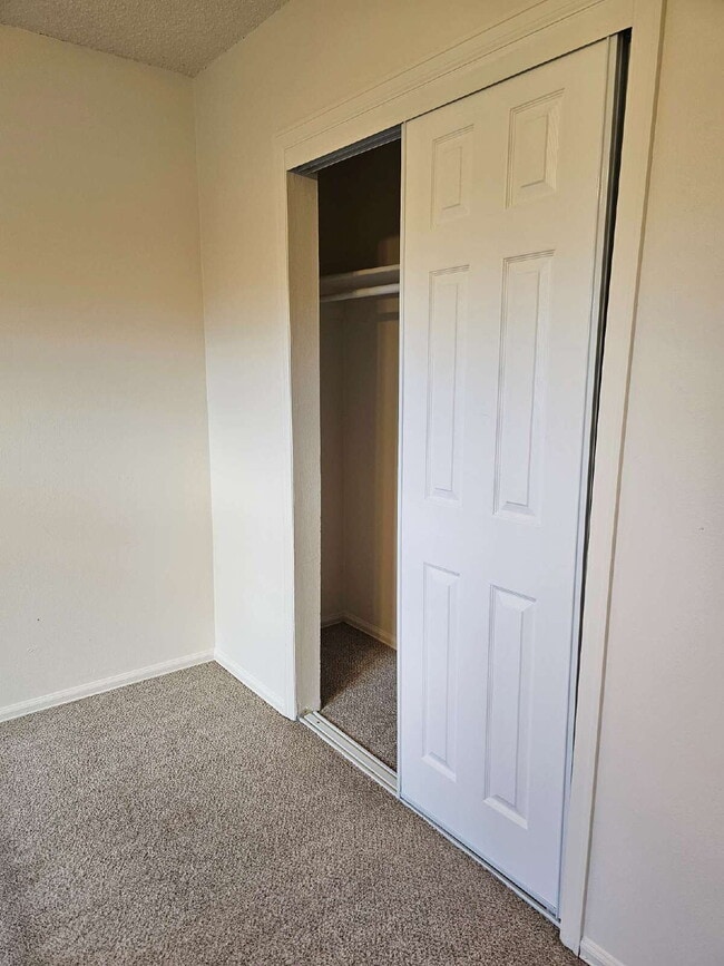 Building Photo - Charming 3BR/2BA with Massive Yard and Gar...